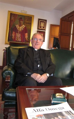 El deán presidente del Cabildo, Manuel Pérez Moya, en su despacho