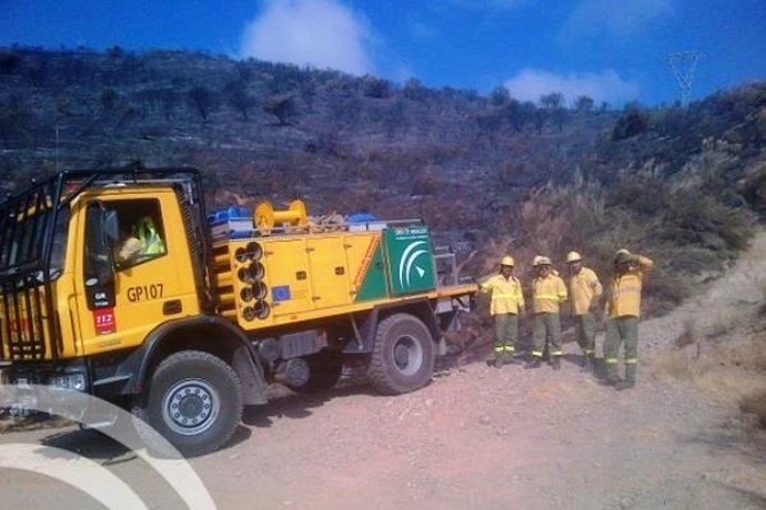 Efectivos del Infoca trabajan en Cenes de la Vega (Granada)