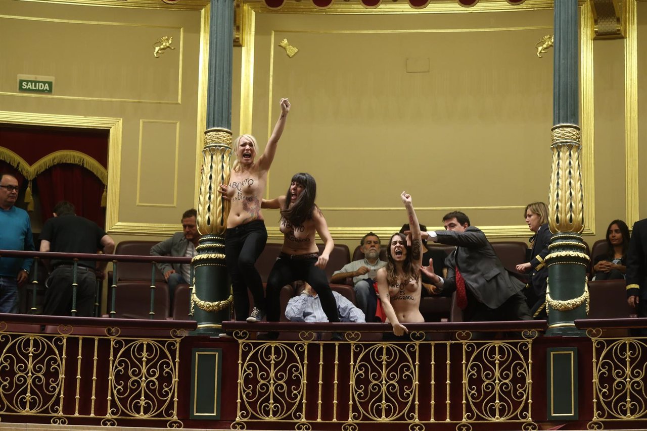 Activistas de Femen reivindican el derecho al aborto en el Congreso