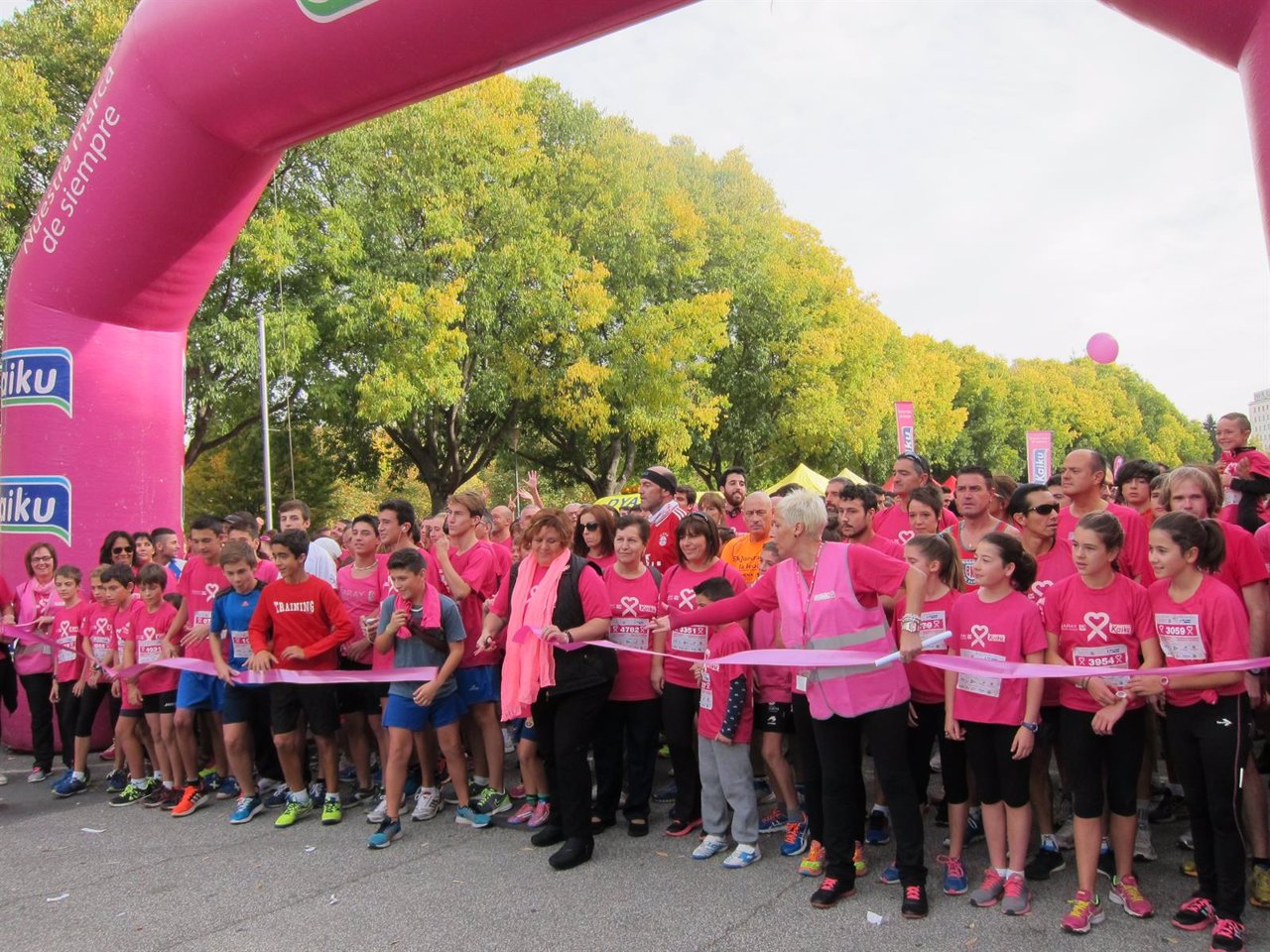 IV carrera solidaria contra el cáncer de mama organizada por Saray