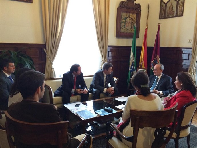 De la torre málaga ayuntamiento firma reunión internet cosas