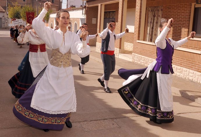 Un grupo de danzas actua por las calles de La Seca