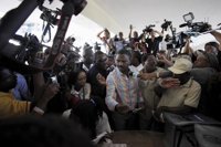 Jude Celestin, favorito para la presidencia de Haití, emite su voto en Puerto Príncipe