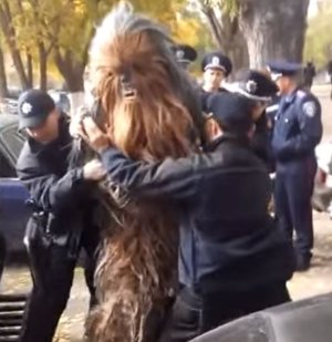 Policías ucranianos detienen a un activista disfrazado de Chewbacca