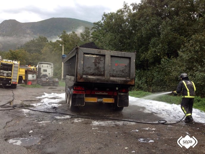 Camión incendiado en Tineo