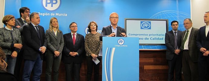 Hernández y su equipo directivo