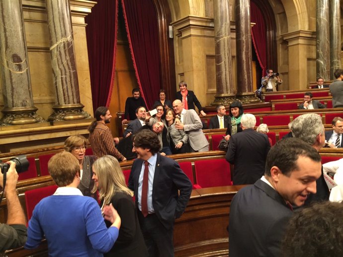 Diputados de Junts pel sí se hacen un 'selfie' en el Parlamen