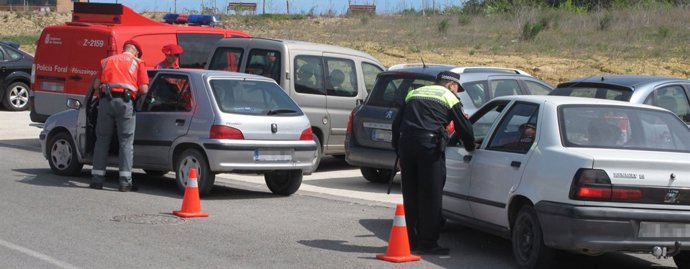 Un Policía Foral Y Un Agente Local En Un Control Conjunto De Tráfico.