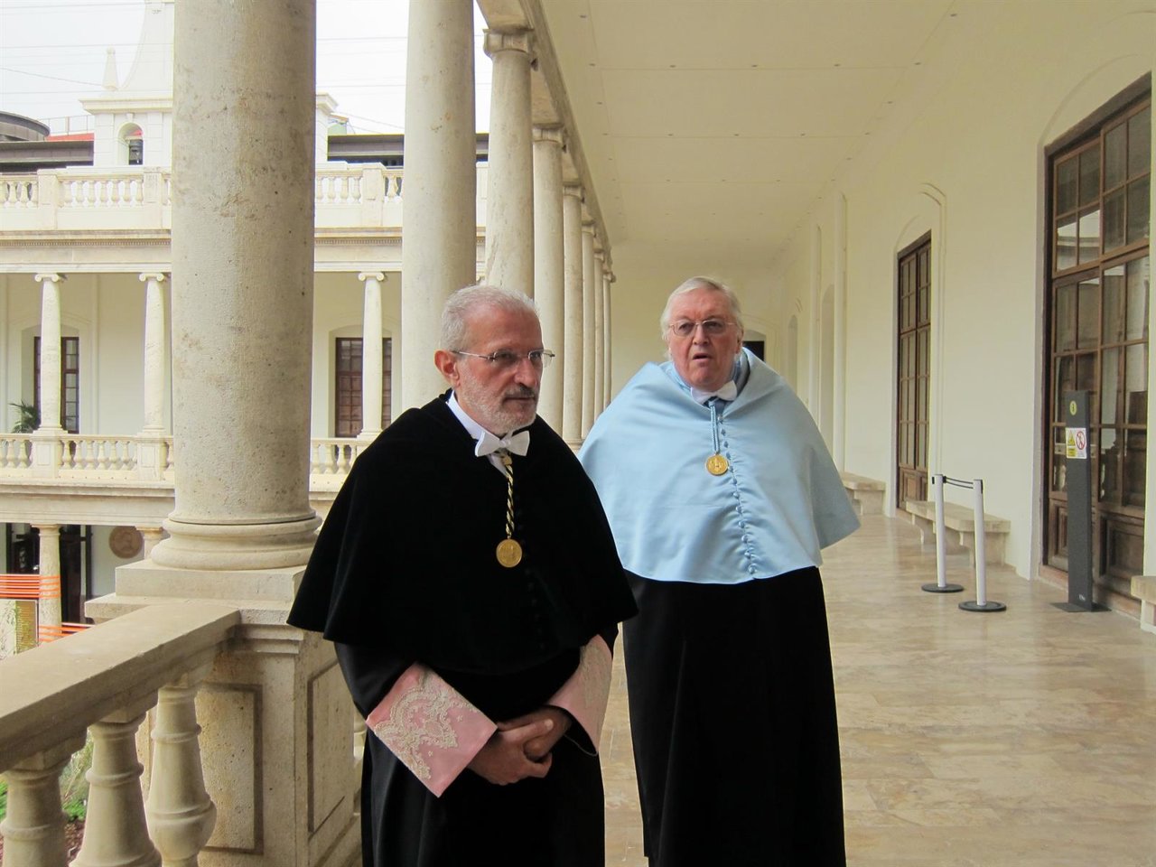 Paul Preston (d) junto al rector de la UV, Esteban Morcillo.