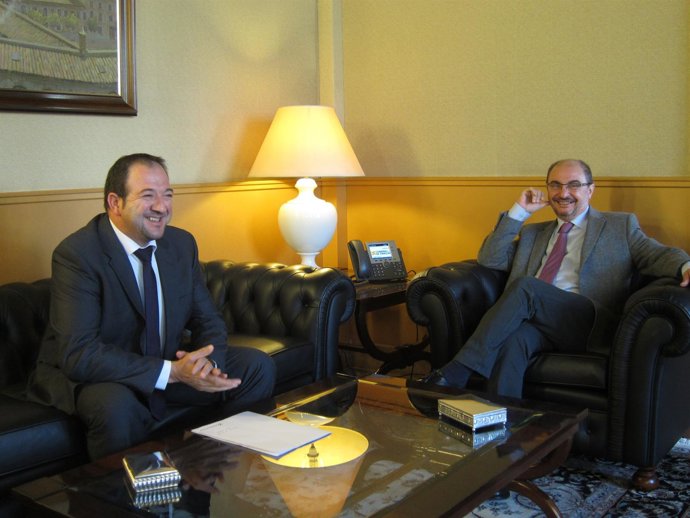 Ramón Millán y Javier Lambán, en su reunión este lunes en Zaragoza