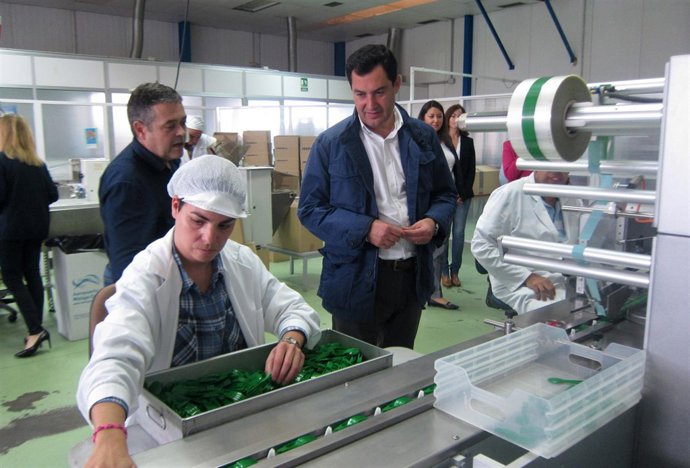 Juanma Moreno, presidente del PP-A, en Centro Especial de Empleo  Envera