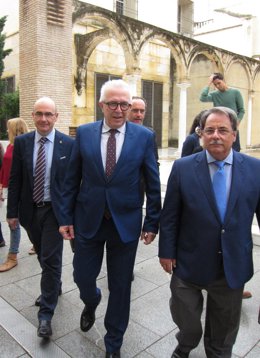 El consejero (centro) este lunes en Córdoba