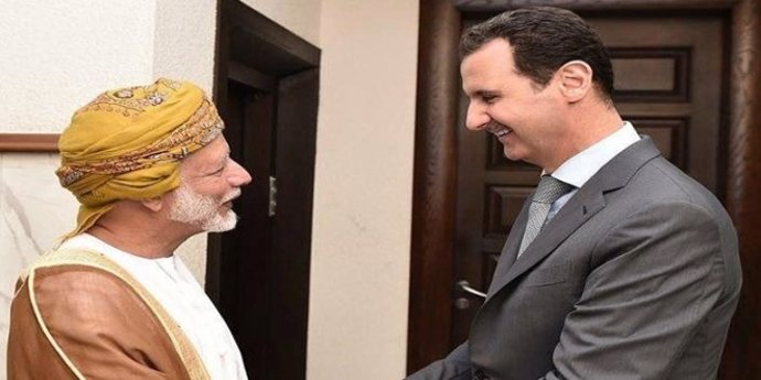 El presidente sirio, Bashar al Assad, y el ministro omaní de Exteriores