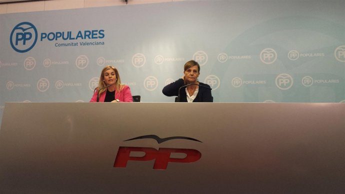 Eva Ortiz a la izquierda en rueda de prensa