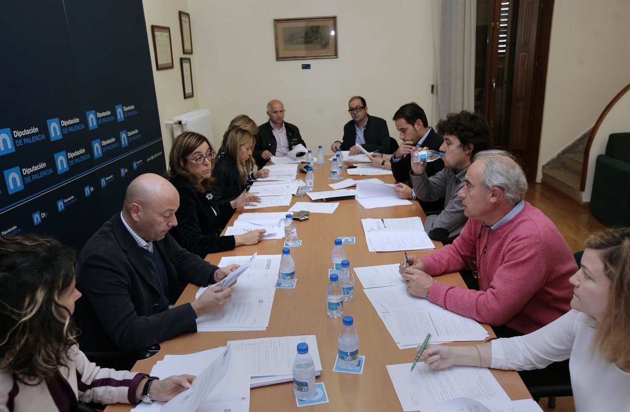 Reunión entre representantes de la Diputación y Renfe