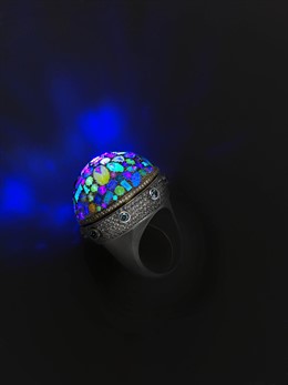 Una firma valenciana incorpora luz ultravioleta a una pieza singular