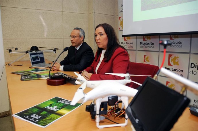 Carrillo interviene junto a Molinero, entre drones para uso rural