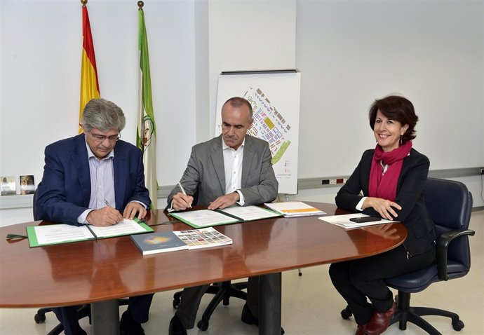 Firma de la cesión entre la Junta andaluza y el Ayuntamiento de Sevilla