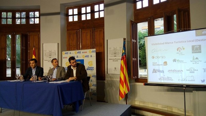 César Sánchez en el  centro de la mesa en la presentación de costablancapro