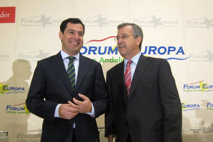 Juanma Moreno y el alcalde de Estepona, José María García Urbano
