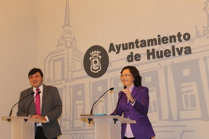 La consejera de Cultura, Rosa Aguilar, con el alcalde de Huelva, Gabriel Cruz.