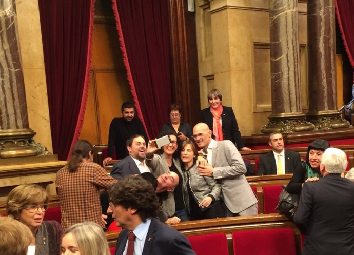 Selfie de L.Llach, O.Junqueras, M.Rovira, C.Forcadell, R.Romeva en el Parlament