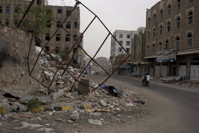 Escuela destruida por un bombardeo en Taiz (Yemen)