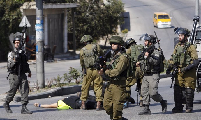 Militares israelíes rodean a un palestino que apuñaló a un soldado