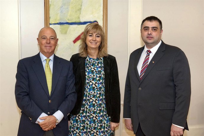 Ana Ollo con Marian Popescu (dcha) y Javier Taberna (izda.).