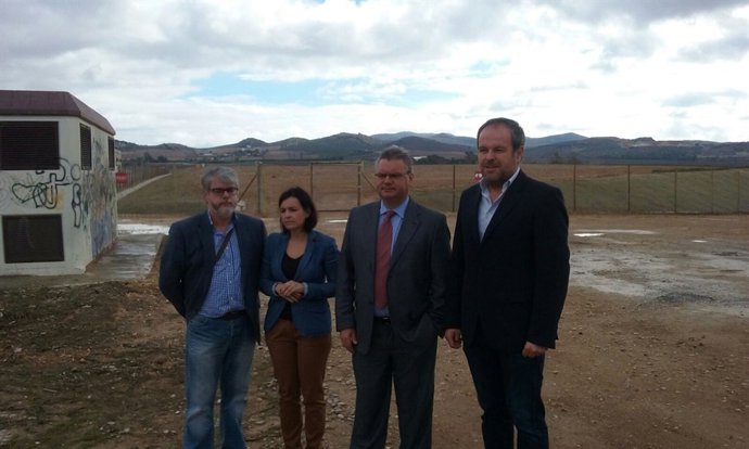 Algar (dcha.) junto al alcalde en las obras