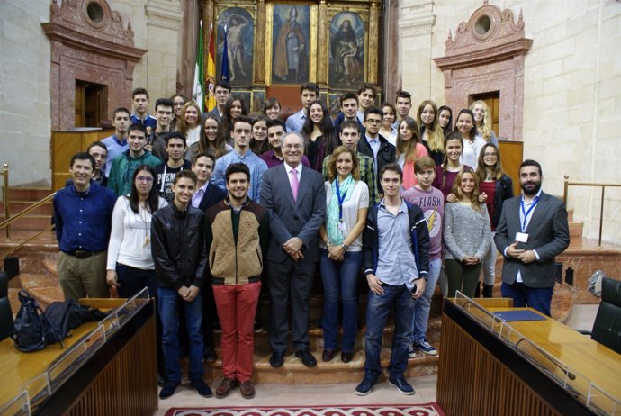 Durán (centro) y Mayoral (dcha.) con los alumnos en el Parlamento