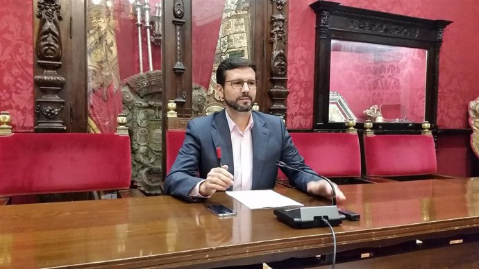 Francisco Cuenca durante la rueda de prensa en el Ayuntamiento de Granada.