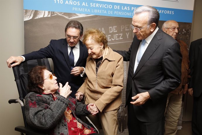 Isidre Fainé y Jaume Giró (La Caixa) con pensionistas de la entidad