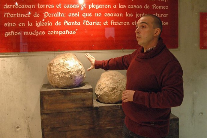 El divulgador de historia militar, Rubén Sáez, muestra las bolas de catapulta 