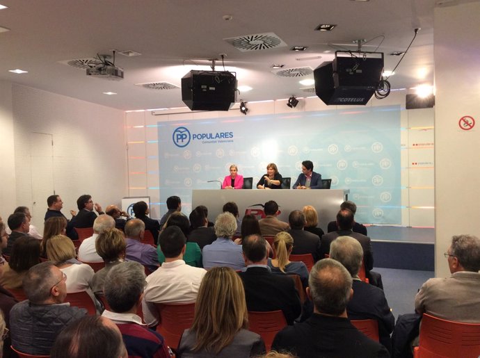 Bonig en una reunión con alcaldes y portavoces del PP de Valenci