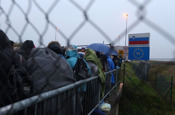 Refugiados esperan para cruzar desde Croacia hacia Eslovenia