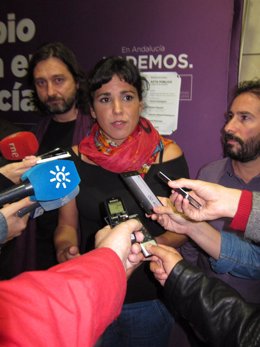 Teresa Rodríguez atiende a los periodistas