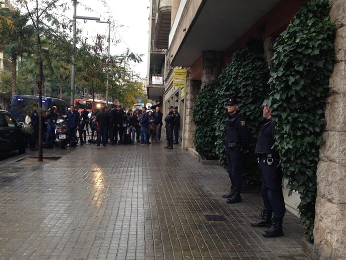 Policía y medios ante la casa del expresidente Jodi Pujol