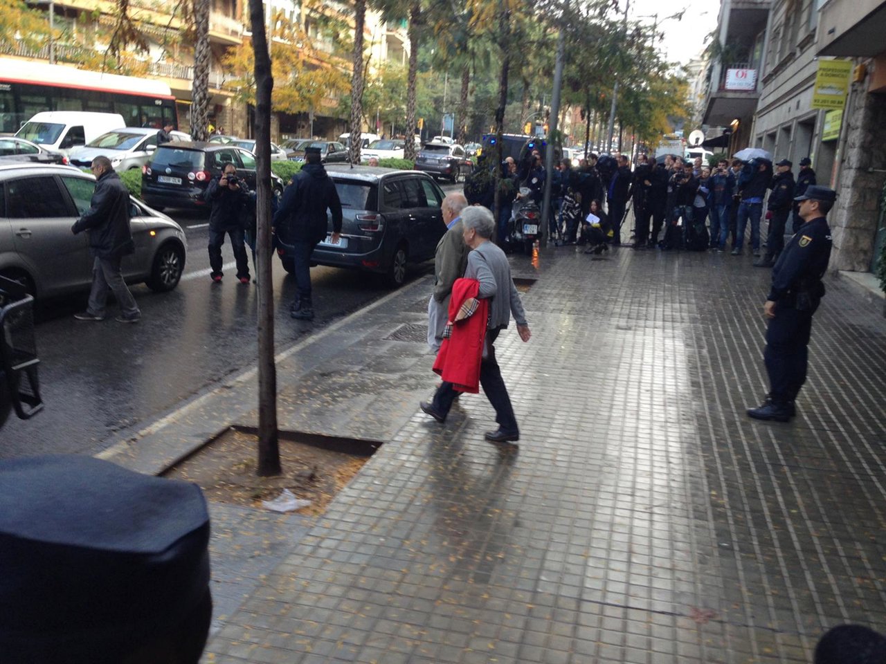 Jordi Pujol y Marta Ferrusola salen de su casa