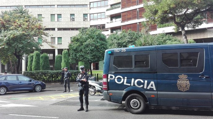 Policía Nacional en la puerta de Ganduxer 5