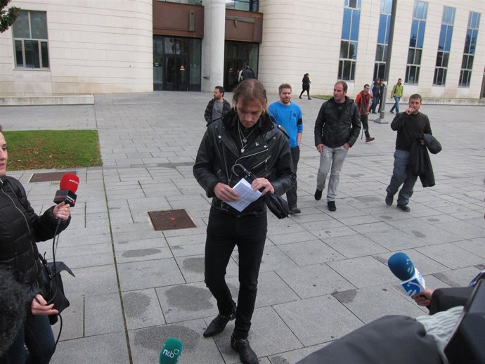 Mikel Auza tras salir del juicio por los incidentes del Riau-Riau.