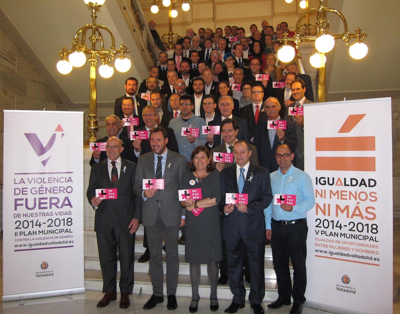 Los firmantes del documento junto a las concejalas de la Corporación municipal