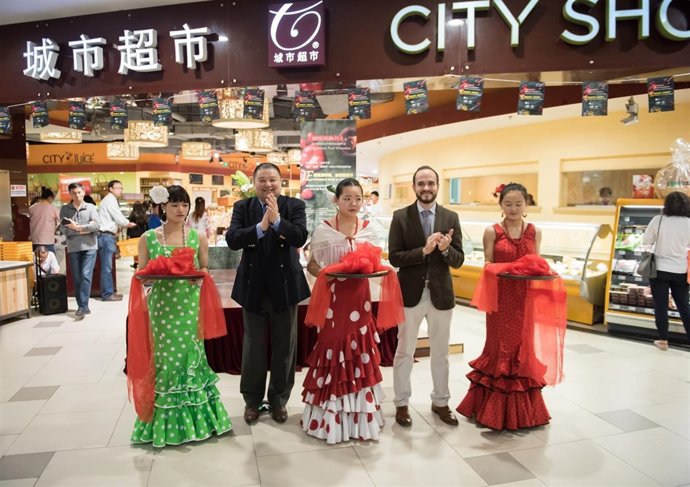 Acto de promoción en los supermercados City Shop de Shanghai