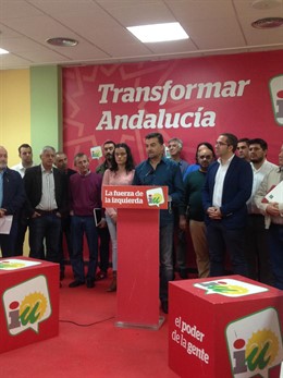 Maíllo este amrtes en rueda de prensa respaldado por alcaldes andaluces de IU