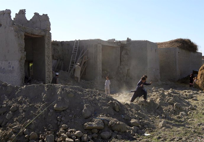 Escombros dejados por el terremoto en Jalalabad (Afganistán)