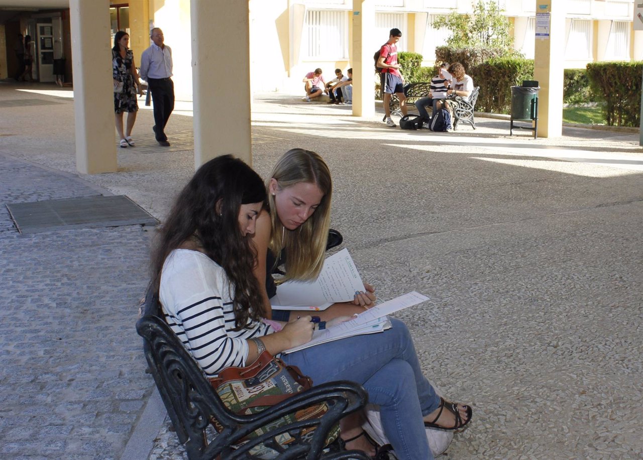 Alumnas Repasan Selectividad En La UPO