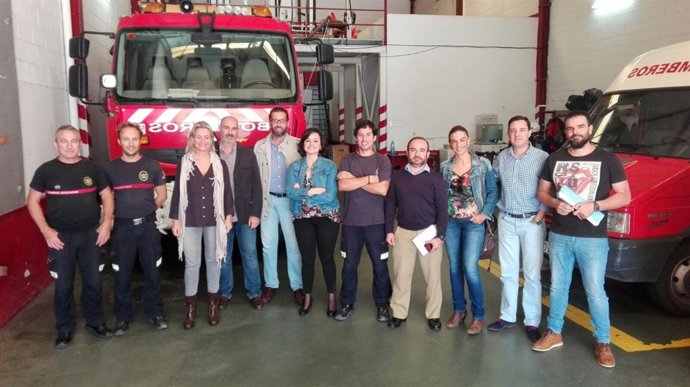 El PP con los bomberos de Los Palacios.