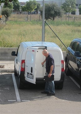 Llegada de un cerrajero para abrir la supuesta caja fuerte de J.A.Rosell