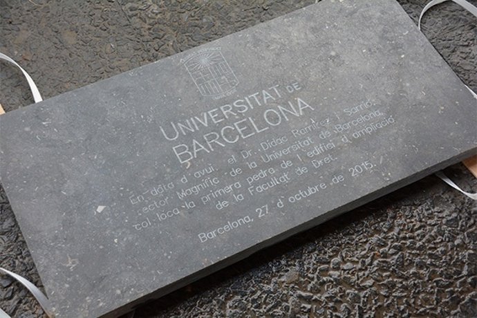 Placa de la primera piedra de la ampliación de la facultad de Derecho de la UB