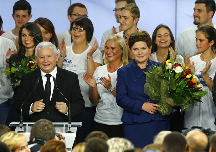 El líder del Partido Ley y Justicia, Jaroslav Kaczynski, y Beata Szydlo